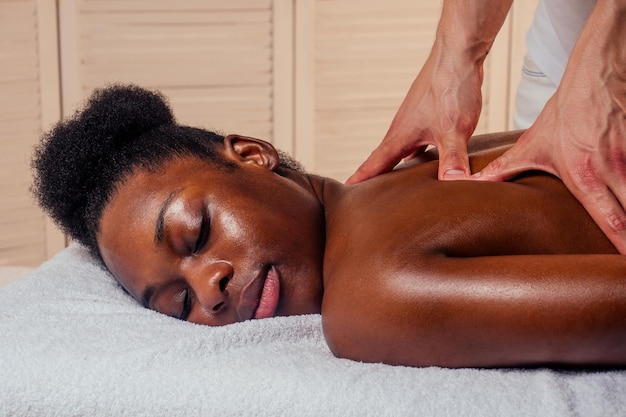 femme-afro-americaine-se-faisant-masser-cou_175356-11014