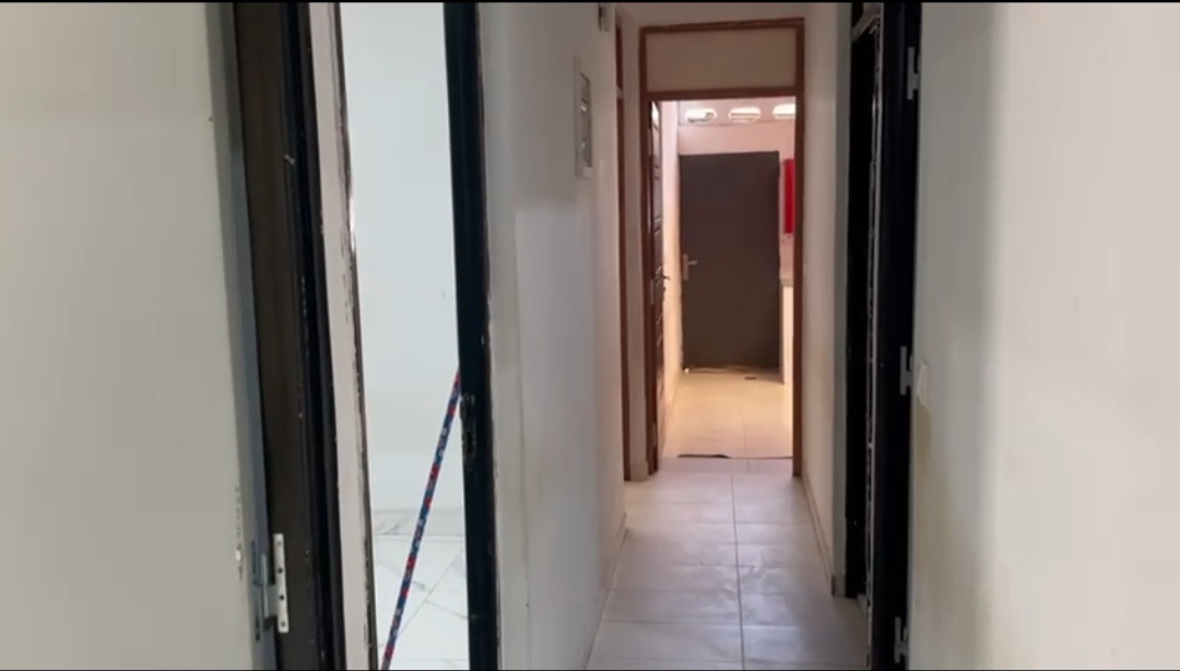 1000328305