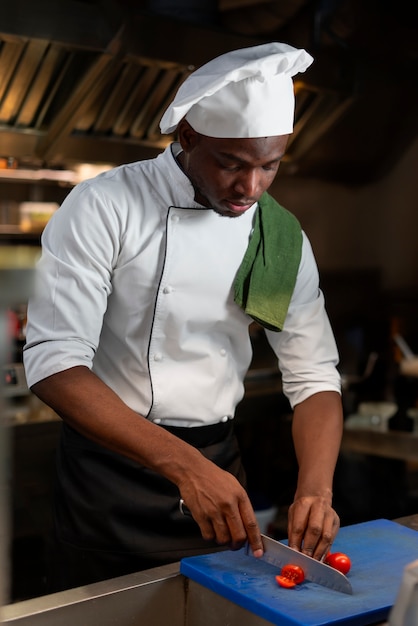 chef-cuisinant-dans-cuisine-portant-tenue-professionnelle_23-2151208270